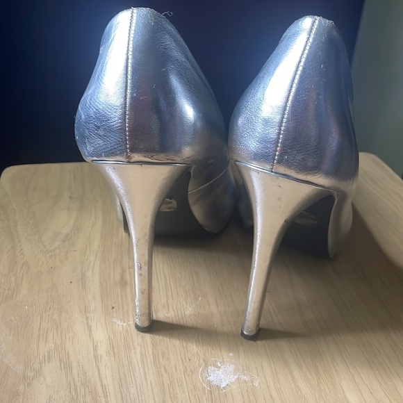 Qupid strikes again with these 4in Silver Stacked Pumps - Picture 4 of 5